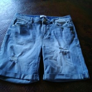 Skinny distressed Bermuda shorts